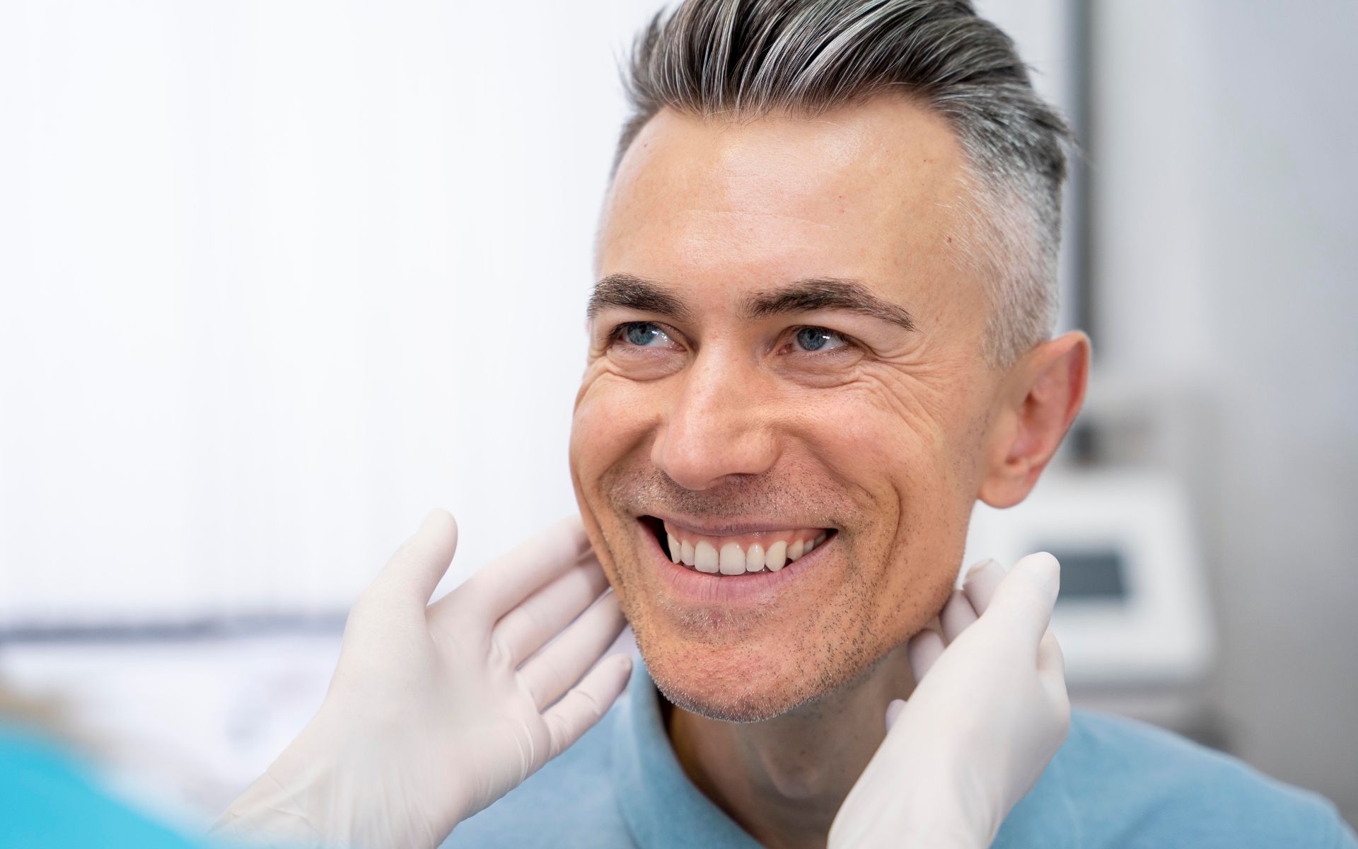 Modelos de implante dental y dentadura comparados lado a lado en una clínica de Orlando, FL