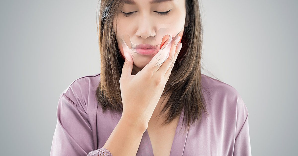Paciente recibiendo evaluación para tratamiento de TMD/TMJ en una clínica dental en Orlando, FL