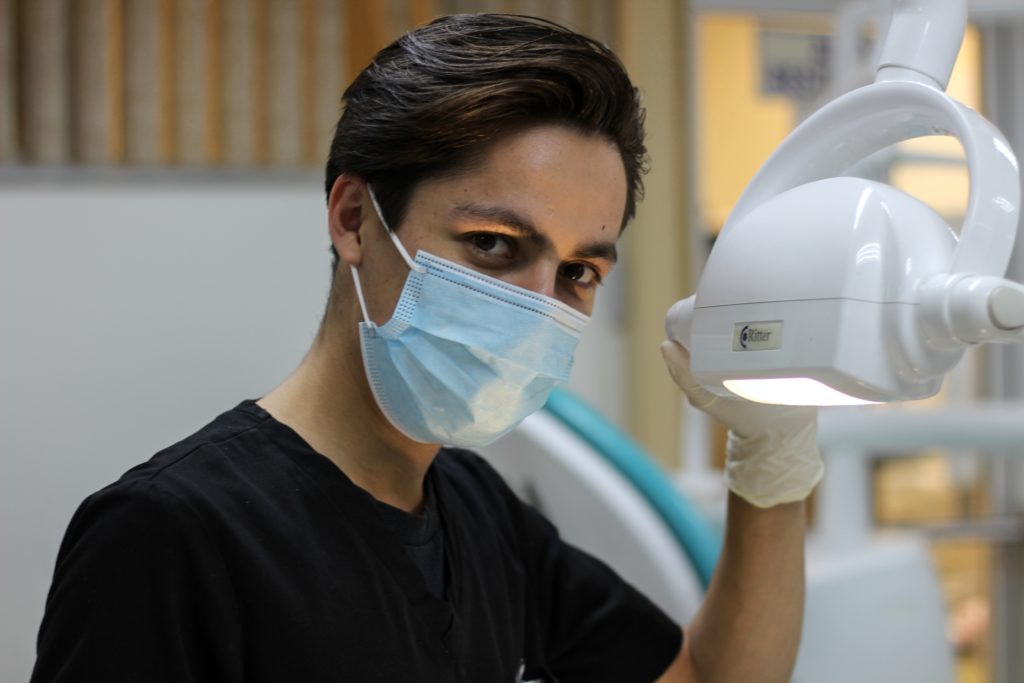 Cirujano oral realizando un procedimiento dental en Sense Dental Center en Orlando, FL
