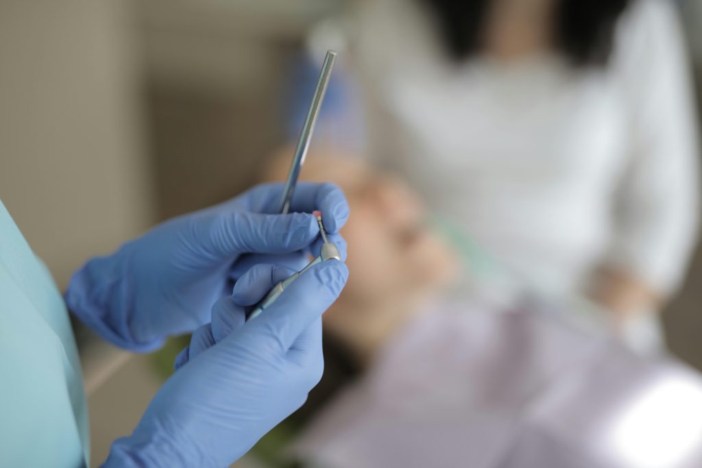 Paciente revisando las opciones de cobertura de su seguro dental con el equipo de la clínica