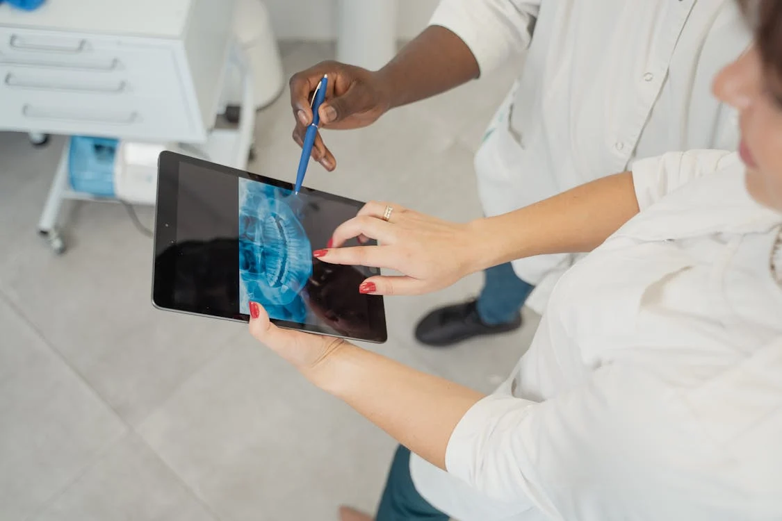 Profissional de odontologia realizando um check-up preventivo em um paciente