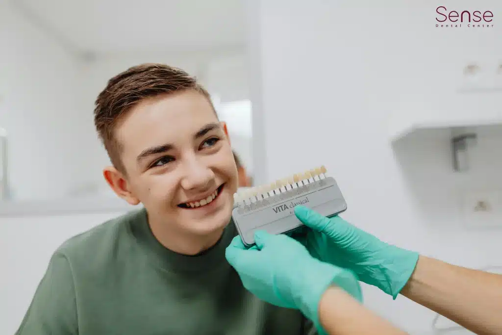 Paciente sorrindo após um tratamento de design do sorriso na Sense Dental Center em Orlando, FL