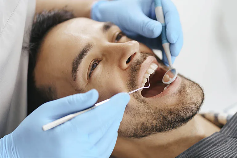 Dentista pediátrico atendiendo a un niño durante una visita dental en Orlando